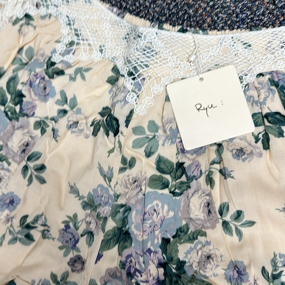 NWT Ryu boutique showers with lace and size zip size medium. - Picture 2 of 7